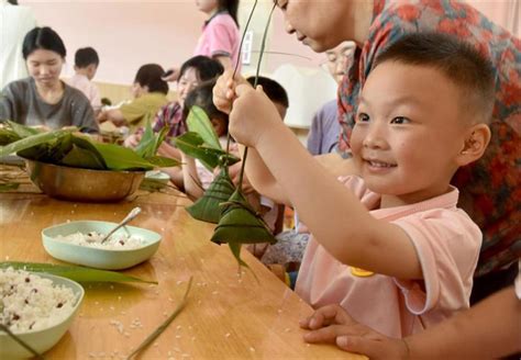 江西乐平：包粽子 迎端午