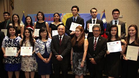 Taiwán entrega becas completas de estudio a 22 jóvenes salvadoreños