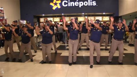 Con Este Baile Empleados De Cin Polis Te Invitan Al Cine Radio F Rmula