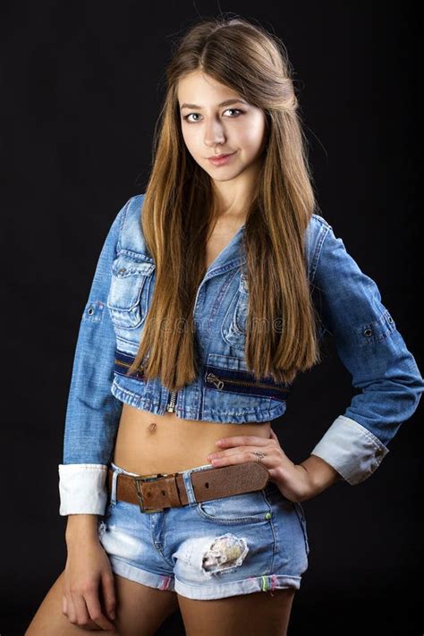 Belle Fille De Ladolescence Gaie Dans Des Shorts De Blue Jean Photo Stock Image Du