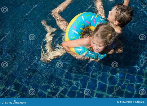 Twee Gelukkige Kinderen Die Op Het Zwembad In De Dagtijd Spelen Stock Foto Image Of Broer