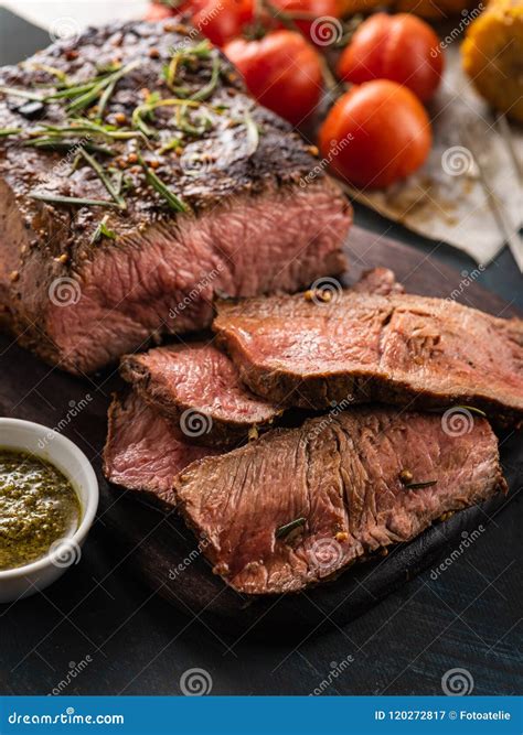 Carne Assada Cortada Na Placa De Corte Vegetais Grelhados Imagem De