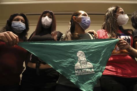 Cómo vive una mujer condenada por aborto en El Salvador AP News