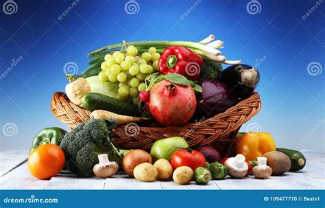 Composición Con La Variedad De Verduras Y De Frutas Orgánicas Crudas