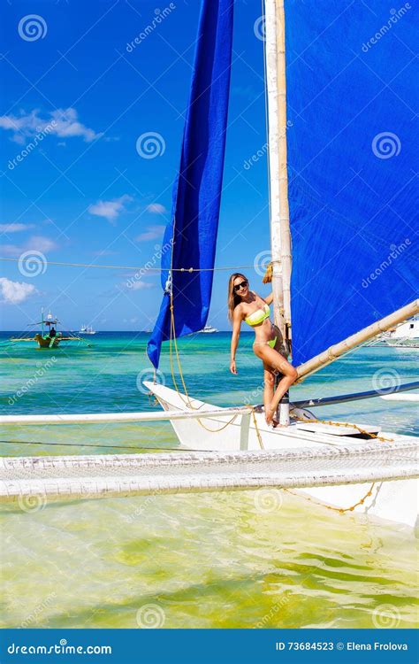 Belle Jeune Fille Heureuse Dans Le Bikini Sur Une Plage Tropicale Sur SA Image Stock Image Du