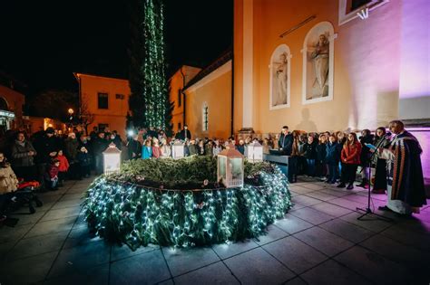 Paljenje svijeće na adventskom vijencu Advent u Varaždinu