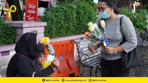 Pembagian 80 Bunga Bersama Pita Kuning Medan Ajakan Peduli Kanker Anak