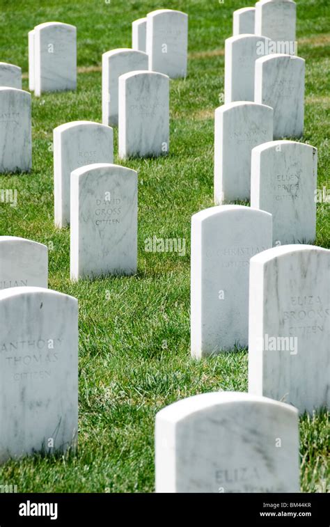 Military headstones hi-res stock photography and images - Alamy