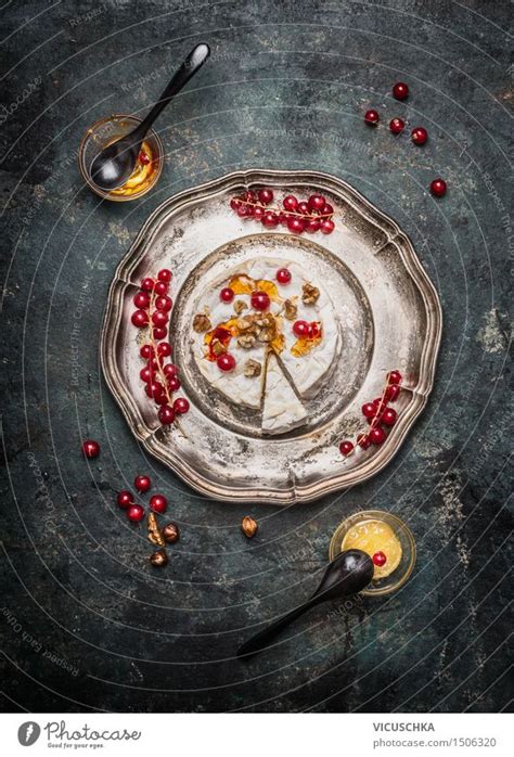 Camembert K Se Mit Beeren Und Honig Ein Lizenzfreies Stock Foto Von