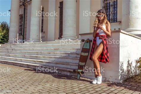 스케이트 보드와 스마트폰 탄 여자 가냘픈에 대한 스톡 사진 및 기타 이미지 가냘픈 거리 긴 Istock