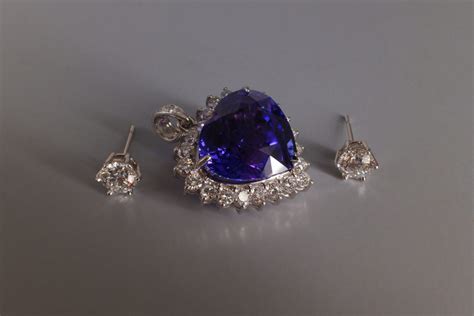 21ct Tanzanite Sweetheart Diamond Pendant 18k | Gem Gardener