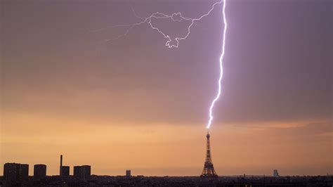 Ce Dimanche La Foudre A Frapp La Tour Eiffel Et Les Images Sont