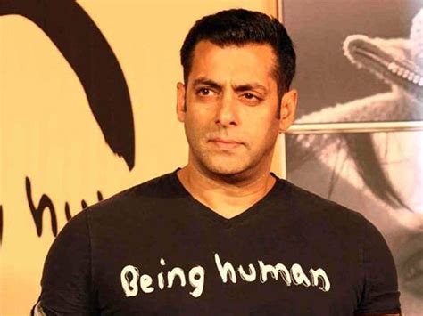 Salman Khan Angry At Fan Trying To Take Selfie Actor Says Naachna Band