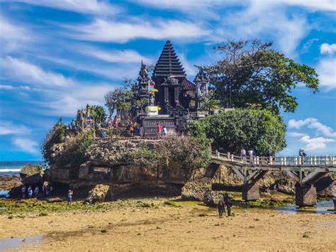 Pantai Balekambang Malang, Panorama Bagai Tanah Lot Bali