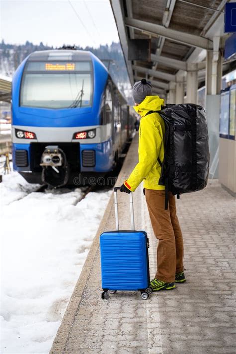 Touristen Schauen Kamera Mit Blauem Koffer An Bahnstation Warten Auf