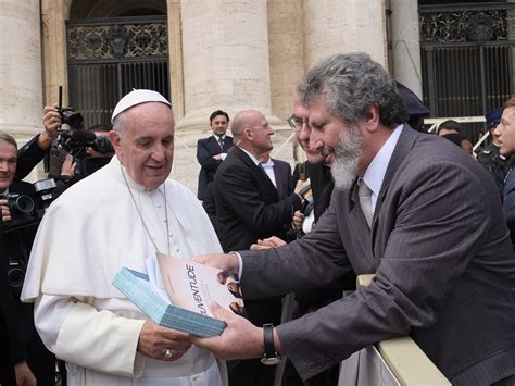 Agência Alesc Padre Pedro Entrega Ao Papa Francisco Obra De Escritor Catarinense