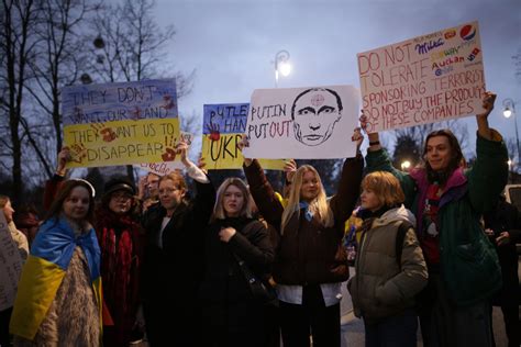 Slava Ukraini Demonstracja Przed Ambasad Rosji W Warszawie Zdj Cia