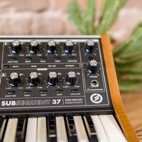 Moog SubSequent 37 Analog Synthesizer | doremusic