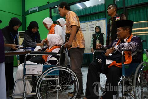 Calon Haji Kloter Pertama Tiba Di Asrama Haji Surabaya Foto