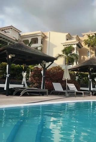 Cute Gigiis Shows Cleavage In Bikini At The Pool Sexyfilter