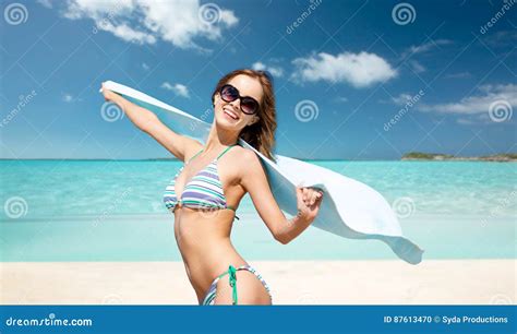 Mujer En Bikini Y Gafas De Sol Con La Toalla En La Playa Foto De