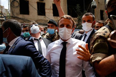 Bild Zu Macron In Beirut Libanesen Wollen Hilfe F R Regierungswechsel