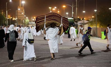 الحجاج يؤدون عند عرفات الركن الأعظم للحج