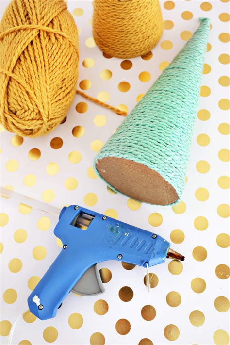 simple yarn christmas tree diy 8