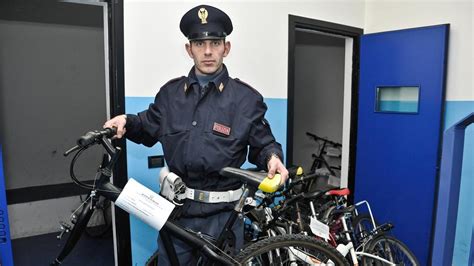 Ruba Una Bicicletta Inseguito Dalla Polizia La Restituisce