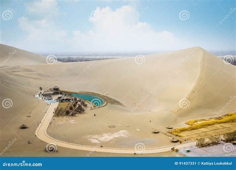 O Deserto E O Crescente De Mingsha Shan Moon O Lago Em Dunhuang, Gansu ...