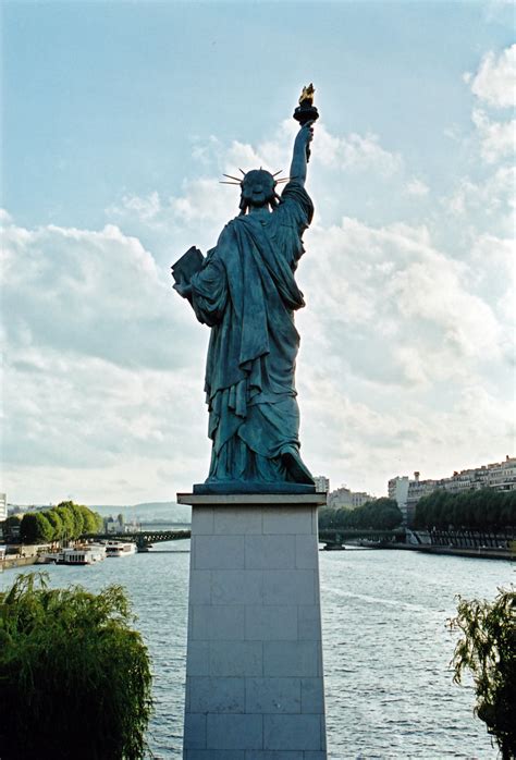 Paris Pont De Grenelle S Statue Of Liberty Flickr