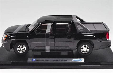 Black 1:18 Scale Welly Die-Cast 2002 Chevrolet Avalanche Pickup ...