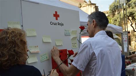 Cruz Roja Inunda C Rdoba De Claveles Para Reivindicar La Igualdad De