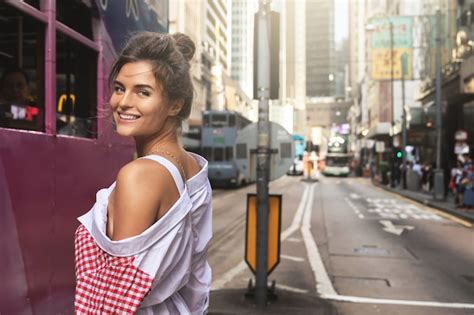 Mulher Jovem E Elegante Caminhando Pelas Ruas Da Cidade De Hong Kong