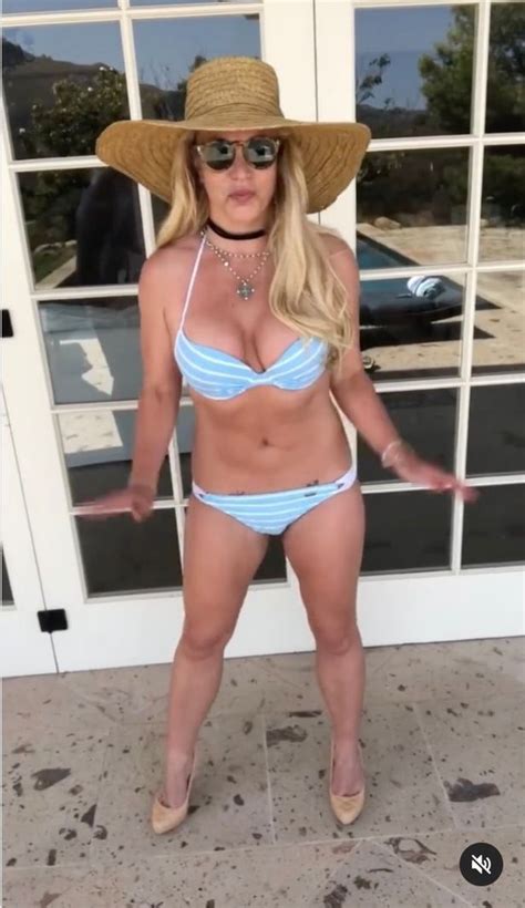 10 Latest Hot Britney Spears Bikini Pics