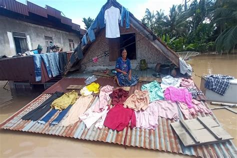 Banjir Terjang Musi Rawas Begini Penampakan Warga Bertahan Di Atap Rumah