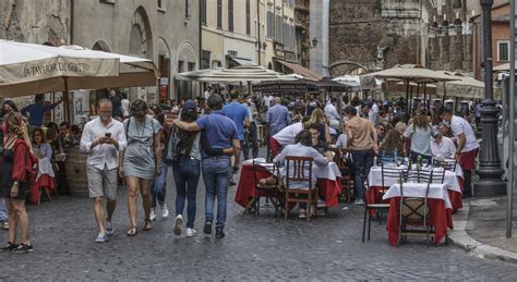 Covid da lunedì dodici regioni in zona bianca due italiani su tre