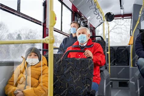 Passageiros Sentados No ônibus Usando Máscaras Médicas Que Protegem Da