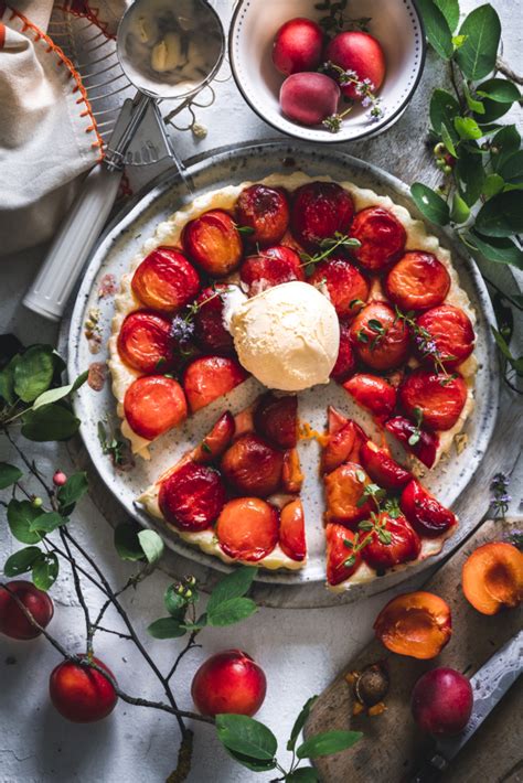 Französische Aprikosen Tarte Tatin mit Vanilleeis einfaches Rezept