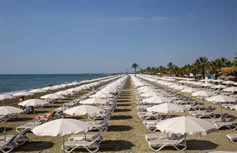 Praia De Mackenzie Em Larnaca Chipre Espregui Adeiras E Guarda S Is