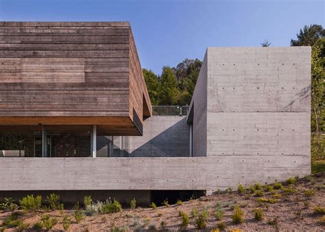 Carvalho Araújo Builds Wood And Concrete Gerês House In Portugal Betonhäuser Nachhaltige