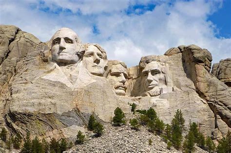 Ultimate Guide to Mount Rushmore (& Things To Do Nearby)