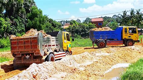 Hyundai Dump Truck Bulldozer Operator Skill Pushing Soil Clearing Land