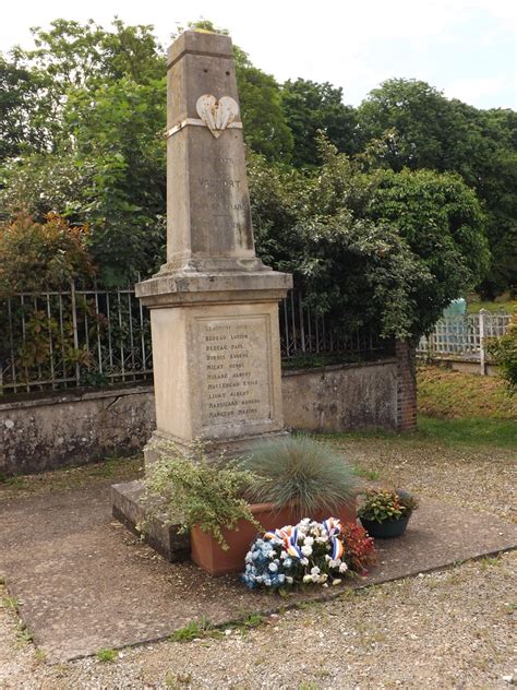 89 Vaumort Monument aux morts de Vaumort 89 Yonne Jean François