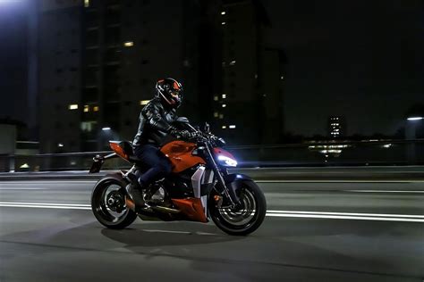 Motorrad Vergleich KTM 390 Duke 2021 Vs Ducati Streetfighter V2 2023