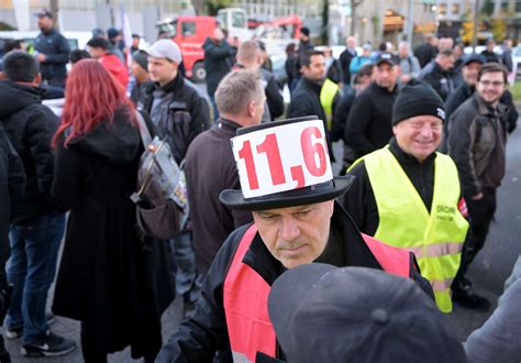 Kv Verhandlungen Erster Warnstreik Der Metaller