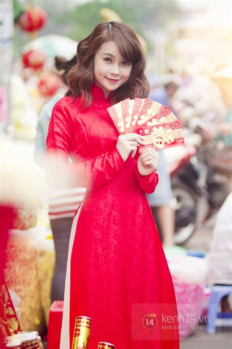 Hot girl hai miền đồng phục áo dài ngày Tết cổ truyền