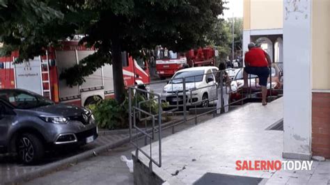 Maltempo A Salerno Grosso Albero Cade Nel Giardino Di Un Abitazione