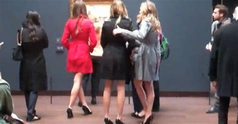 G Modelos Tiram A Roupa E Desfilam De Lingerie Em Museu De Paris Not Cias Em Planeta Bizarro
