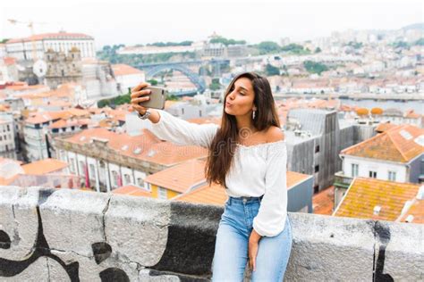 Os Turistas Bonitos Novos Da Mulher Tomam O Selfie No Ponto De Vista De